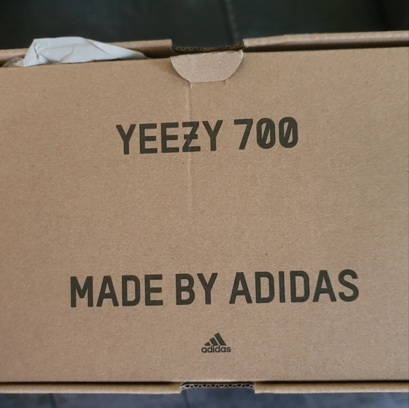 Yeezy 700 V3 - Faded Salt - Picture 6 of 7